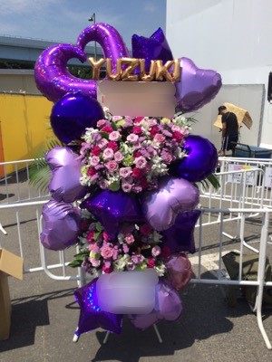 台場 アイドルの推しメンの誕生日に贈るバルーンスタンド フラワー デザイン エキゾティカフロエア