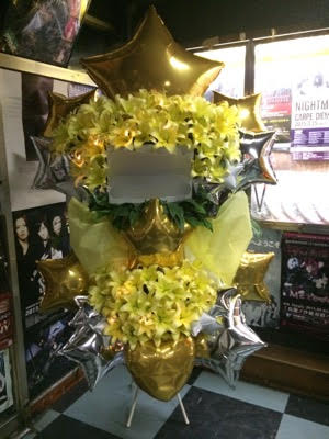 高田馬場 V系バンドに贈るド派手で見たことがないようなスタンド花 フラワー デザイン エキゾティカフロエア