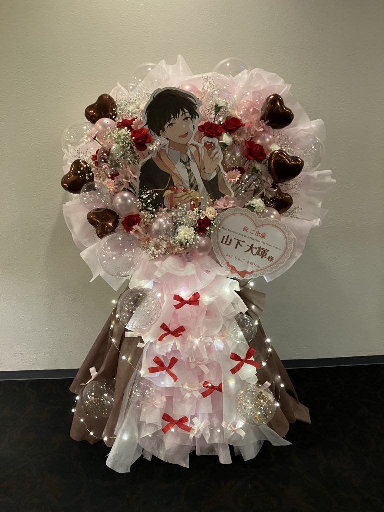 white-pink-flower-stand-live-yurakucho